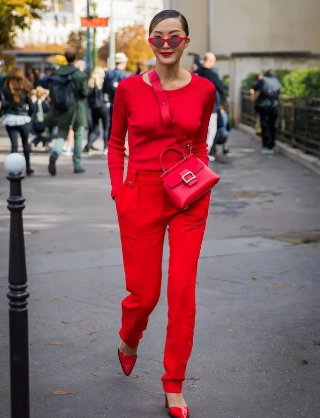 新年红色衣物单品怎么搭配 年底这些亮眼的红色单品这么搭配时尚又不显老土