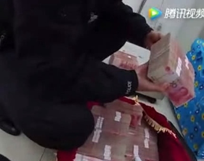 江苏一男子扛144万现金坐火车 神情紧张惊动民警【视频】