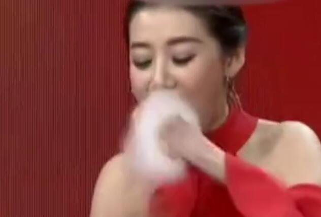 浙江电视台女主持人用3秒吃掉棉花糖视频引关注 瞬间恢复淑女脸