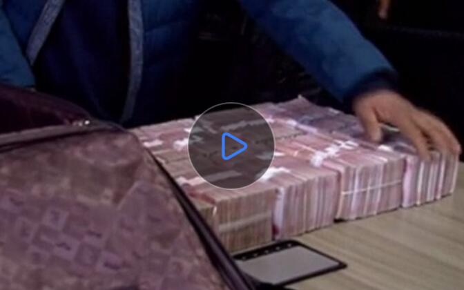 行李箱被“调包” 男子打开看到百万现金懵了