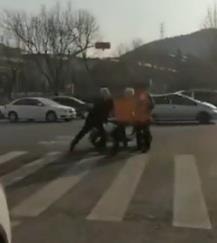 老人闯红灯被拦下推倒女志愿者 顺势躺地要“碰瓷”