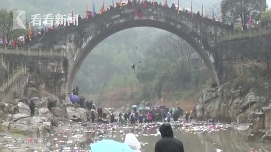 20万人桥上撒钱消灾 桥下村民捡到手软【视频】