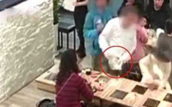 男子吃饭时被邻座女子长发扫到 端起滚烫火锅泼向对方监控视频曝光 