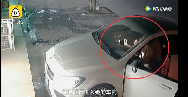女子当街连人带豪车被掳走 监控拍下惊魂一幕(视频)