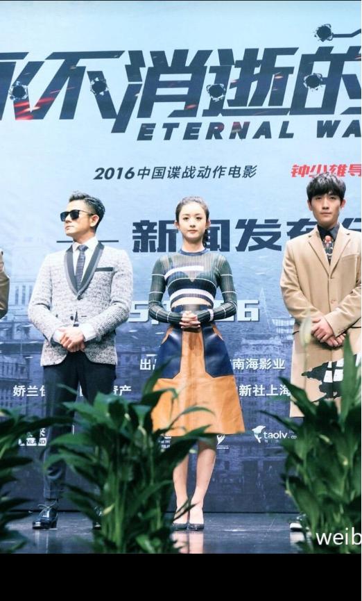 赵丽颖的腰身简直细到吓人 只要两盒饼干就能全盖住