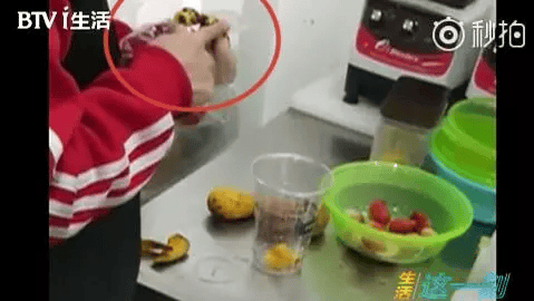 记者暗访网红饮品店：饮料比刷锅水还脏 发黑水果榨汁