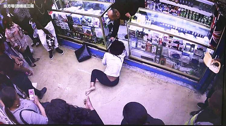 女孩在公交车上遭陌生人泼硫酸 冲进士多店猛灌6瓶水