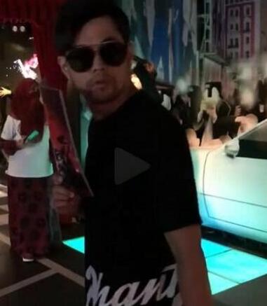 女粉丝抢着与周杰伦蜡像合影 和本尊对视2秒后没有认出来
