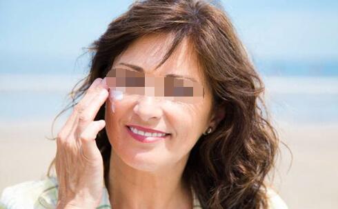 哪款防晒霜适合40到50岁的人用 2018适合中年人使用的防晒霜 