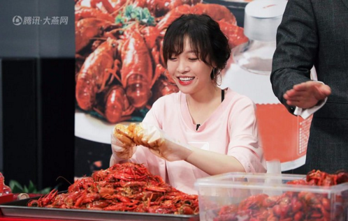95斤美女大胃王一小时吃1000只小龙虾 坦言自己从来没吃饱过！