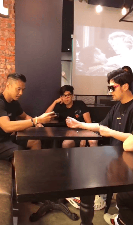 周杰伦变魔术事后要求大家“拍手”鼓掌 黑人调侃：被唱歌耽误的魔术师!