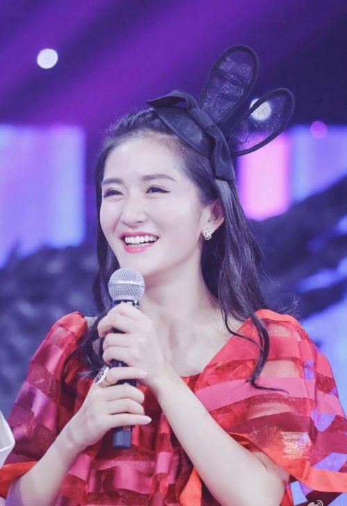 谢娜产后素颜直播皮肤水嫩状态十分好 丸子头出镜颜值逆天了 