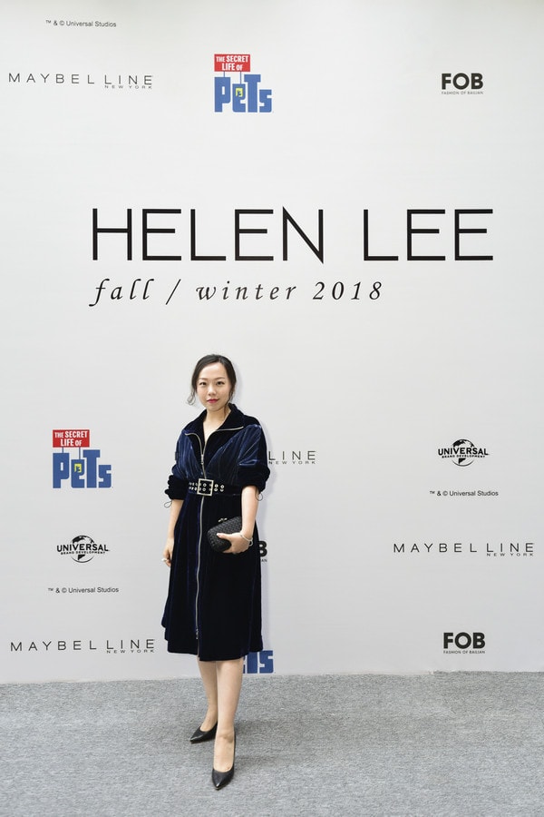 知名时尚及生活方式博主坏坏的瓶子宝宝身着HELEN LEE