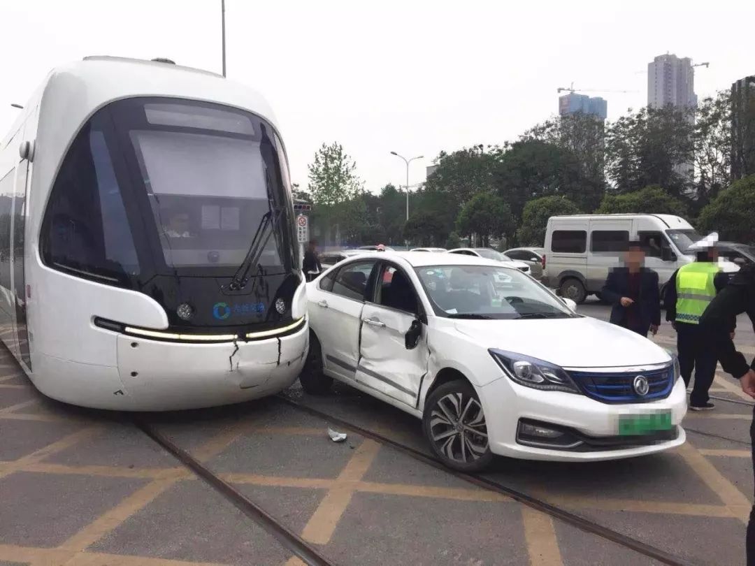 武汉造价千万有轨电车遭私家车撞裂 正式运营仅4天