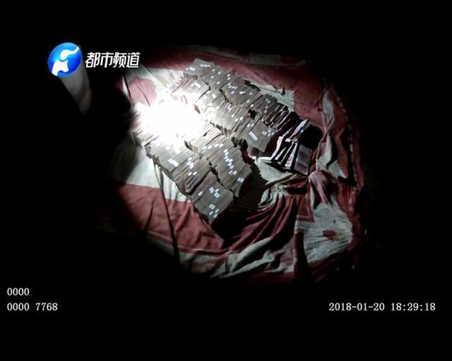 河南蒙面壮汉偷售楼部撬出500万 红彤彤一片被吓瘫嫌太重只偷一半