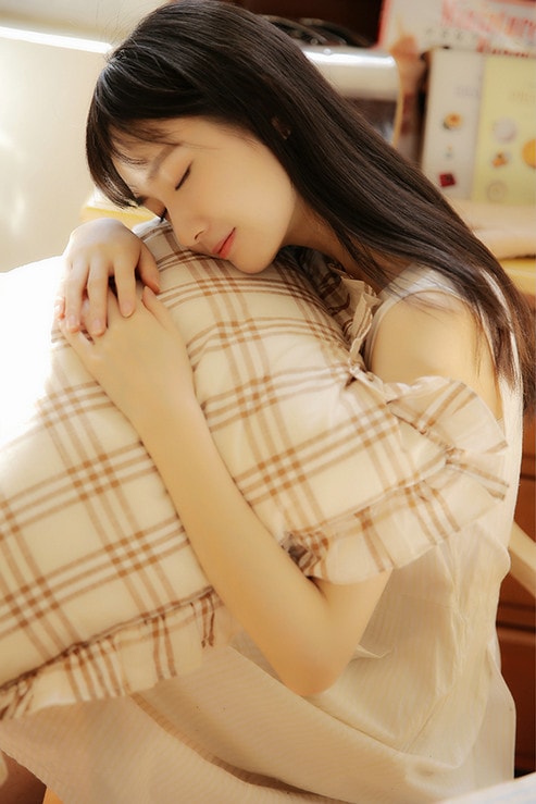 张垚曝夏日写真 白色棉麻连衣裙搭配清新可人似甜美初恋