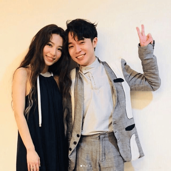 吴青峰晒后台照开心比V 绅士亲吻田馥甄手指 
