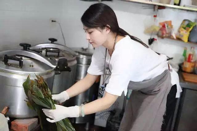 90后“粽子西施”朱柳青1天能包3000个粽子 靠卖粽子买房买车最想读大学