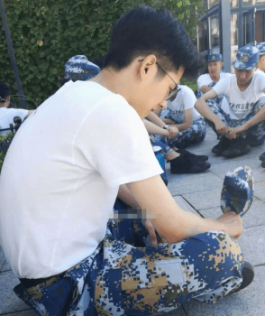 军训护肤要全面 前方保卫我们刘昊然小哥哥不被晒黑！