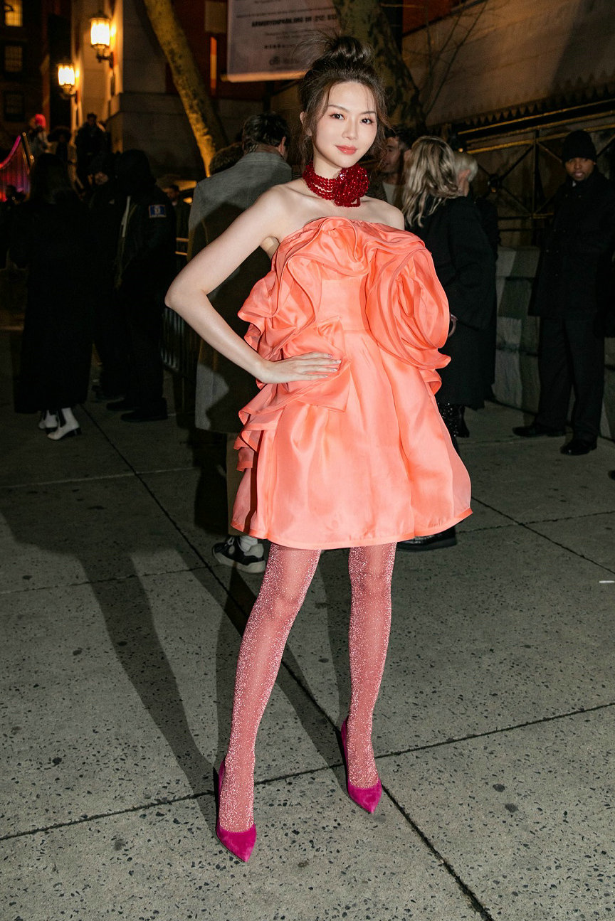 火烈鸟橘红色搭配示例图，曾乐彤在纽约时装周以元气色演绎梦幻复古风
