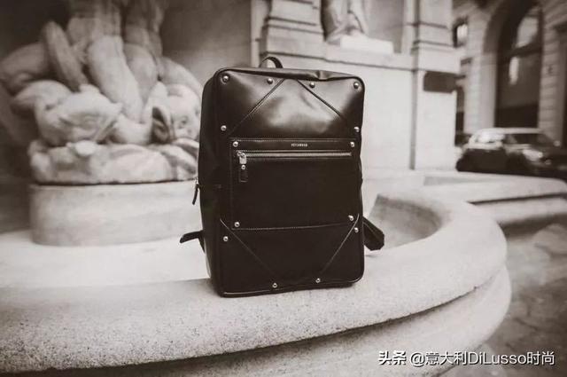 明星街拍必备的一款背包，来自意大利的新潮牌HEYCHWOOD