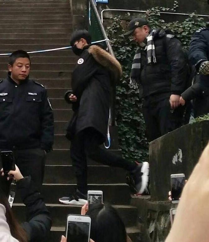 易烊千玺湖南艺考路透曝光 四字弟弟穿黑色外套帅气清爽【图】