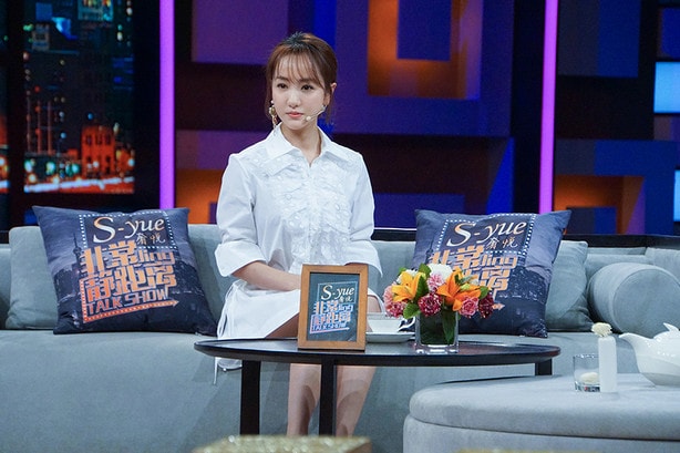 杨蓉着白色衬衫裙做客《非常静距离》 分享精油护肤的各种小秘方