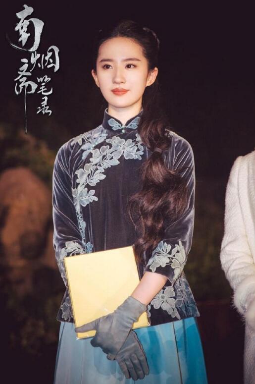 刘亦菲出席《南烟斋笔录》发布会双下巴抢眼 网友：修图师傅辛苦了