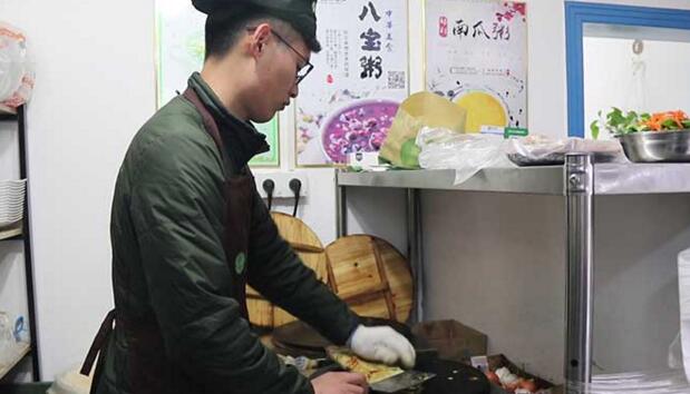 大学毕业生卖煎饼月入13万 欲打造高校“煎饼联盟”