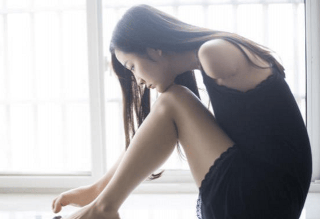女孩杨莉4岁失去双臂：用脚给自己洗漱化妆 出门证件放鞋底 