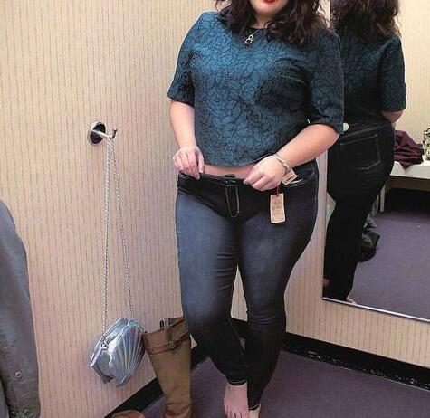 高个子的胖胖女孩怎么买到适合的牛仔裤 大个子女生搭配牛仔裤注意事项