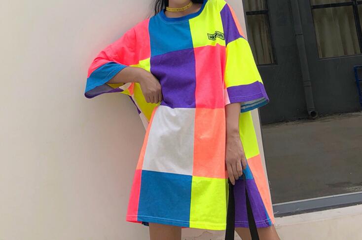 颜色艳丽衣服和颜色鲜艳裤子如何搭配 鲜艳服饰搭配原则