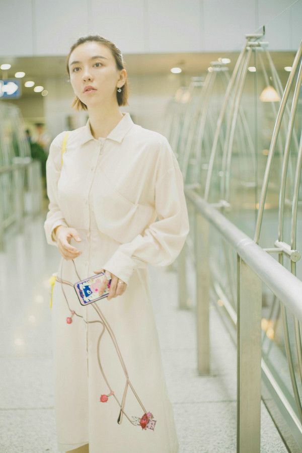 吕佳容长袖连身白衬衫裙现身机场 手机壳和行李箱一样时尚