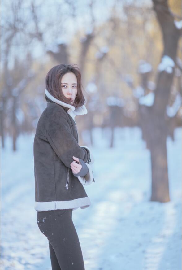那广子美照演绎“冬日恋歌”  网友评论：听见了雪落下的声音