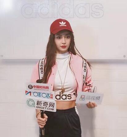 angelababy现身深圳 嫩粉造型丸子头甜美吸睛