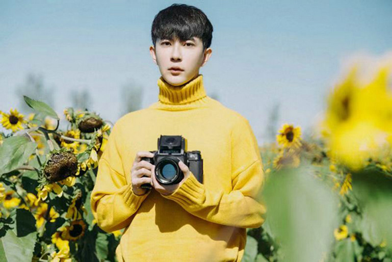 于朦胧秋冬写真合辑  暖黄色高领毛衣置身太阳花园演绎纯净美好