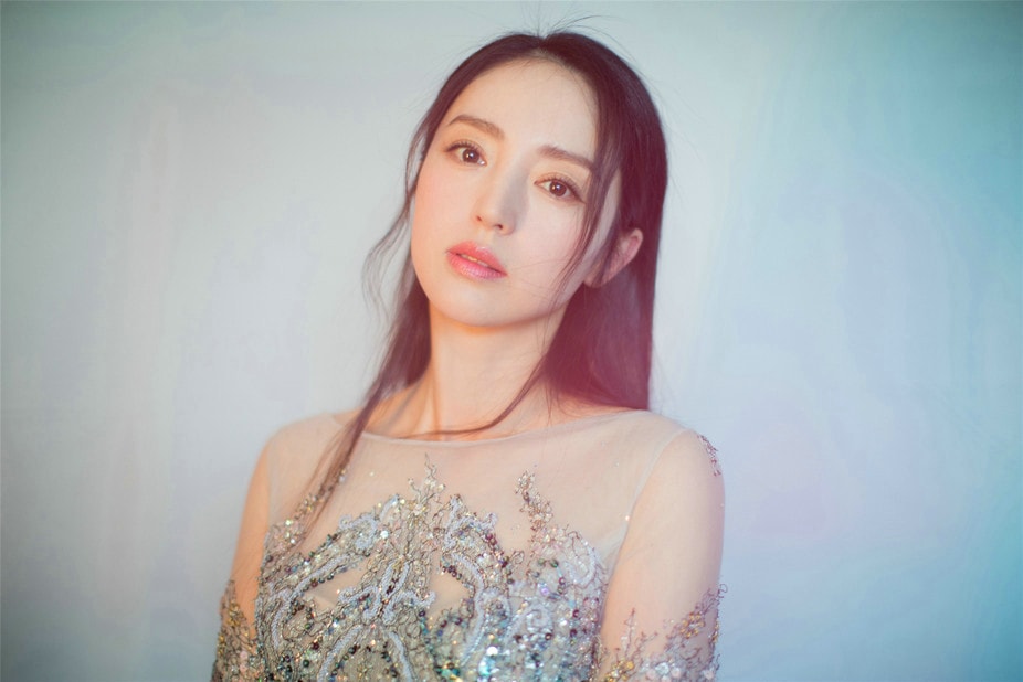董璇曝生日写真 浅蓝色透视纱质鱼尾裙柔美优雅似人鱼公主