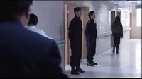 两名帅气保安负责警戒保卫任务