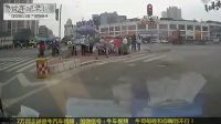 监控实拍：太恐怖！宝马失控冲上站台 倒霉的电车男被撞飞...
