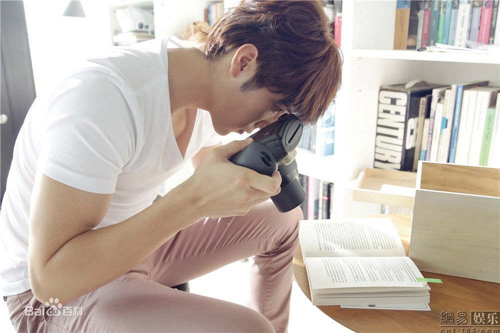 //www.mshishang.net/pics/star/pic/04cbe4d59d17098642af4c035df4eb75.jpg