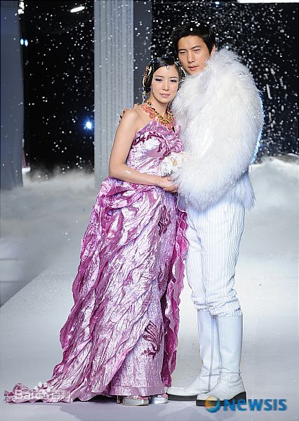 //www.mshishang.net/pics/star/pic/41efad93bebbfdeb65673ee95d6a70b9.jpg