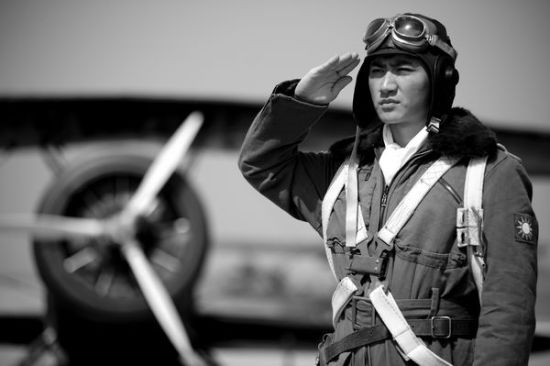 李雨轩 李彦希《血战长空》演绎空军传奇