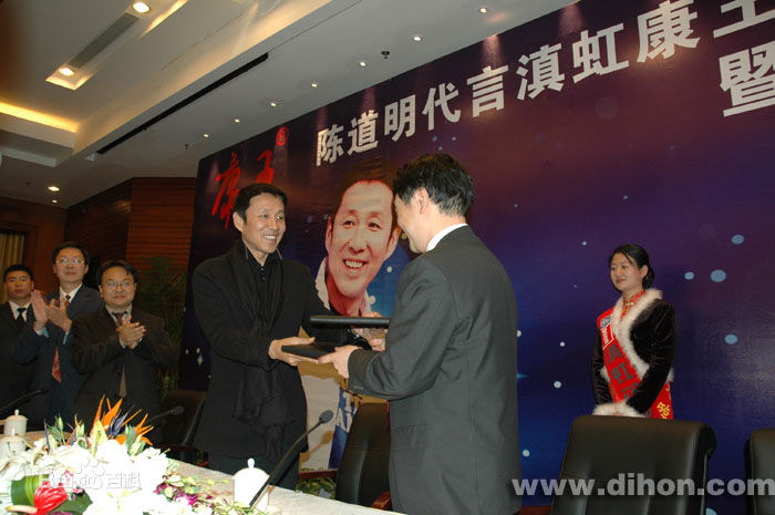 //www.mshishang.net/pics/star/pic/fc49bdedf76bab7b2001af14e1c92a37.jpg