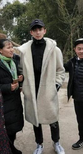 明星回乡过年生活：吴磊被乡亲围堵 李冰冰现身菜市场诺一磕头拜年