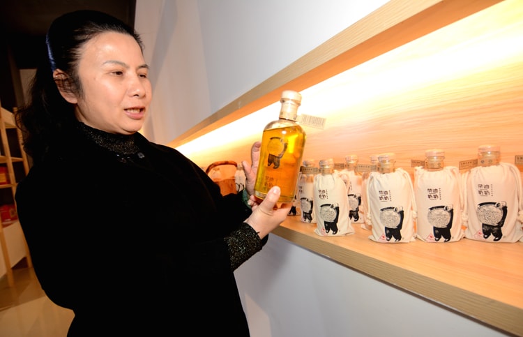 这位母亲十一年艰苦创业 “茶油奶奶”终获厦门金砖会晤认可 