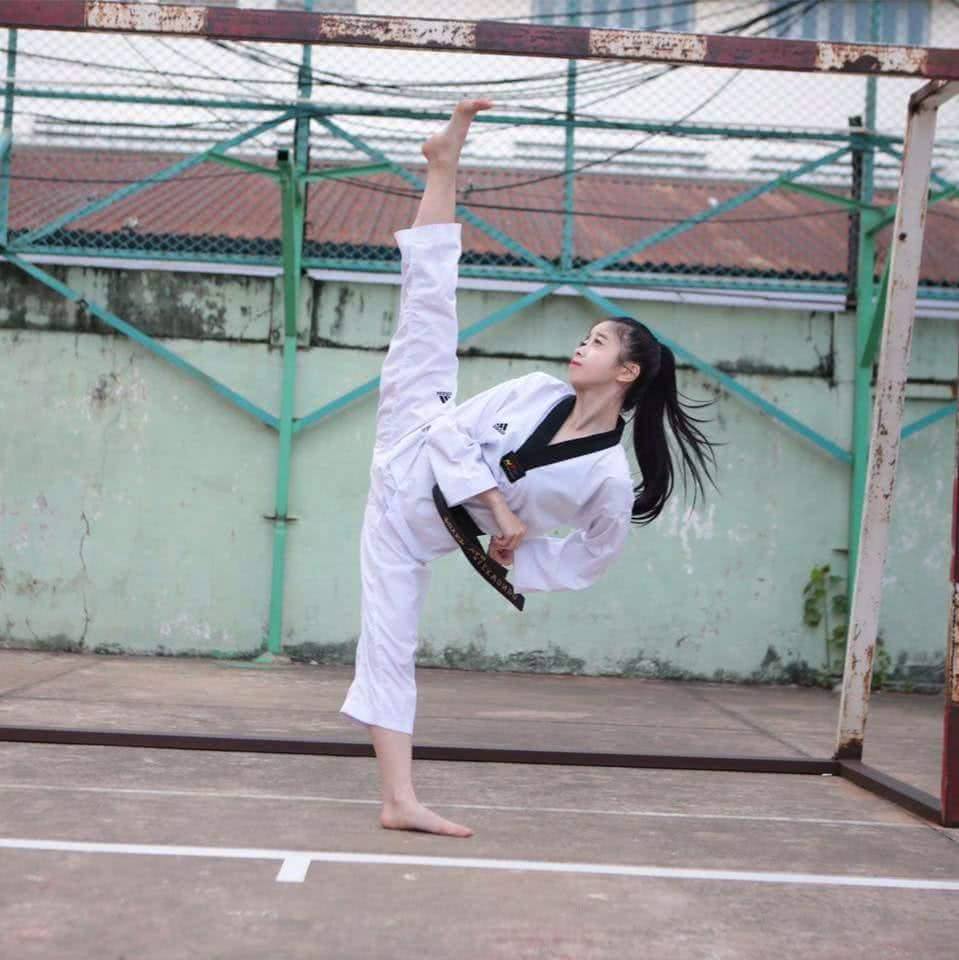 越南跆拳道黑带萌妹子Chau穿高跟鞋秀一字马被封“宅男女神”