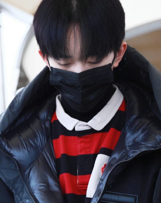 男生黑色羽绒服这么搭才好看 易烊千玺机场照黑色羽绒服尽显时尚帅气