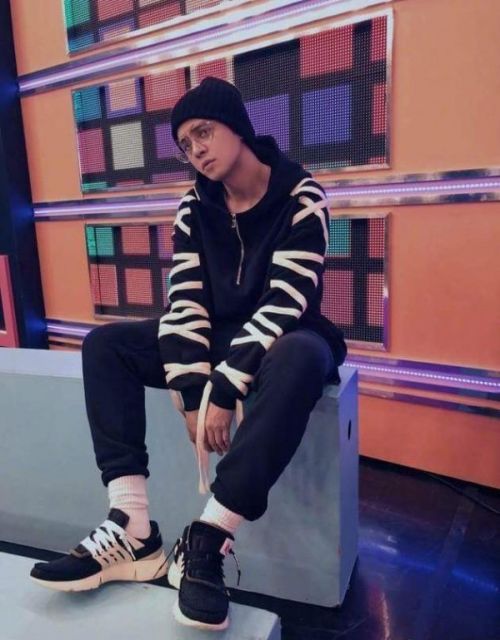 周扬青被指抄袭华晨宇应援服 男友罗志祥还穿上节目了 
