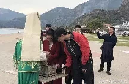 胡一天最新行程：胡一天录制《二十四小时》大长腿抢镜，188的身高不是盖的！ 