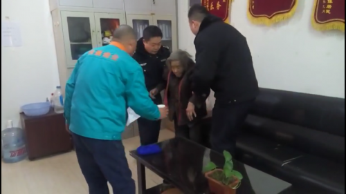 济南一名九旬老人被困屋顶，民警进行解救 